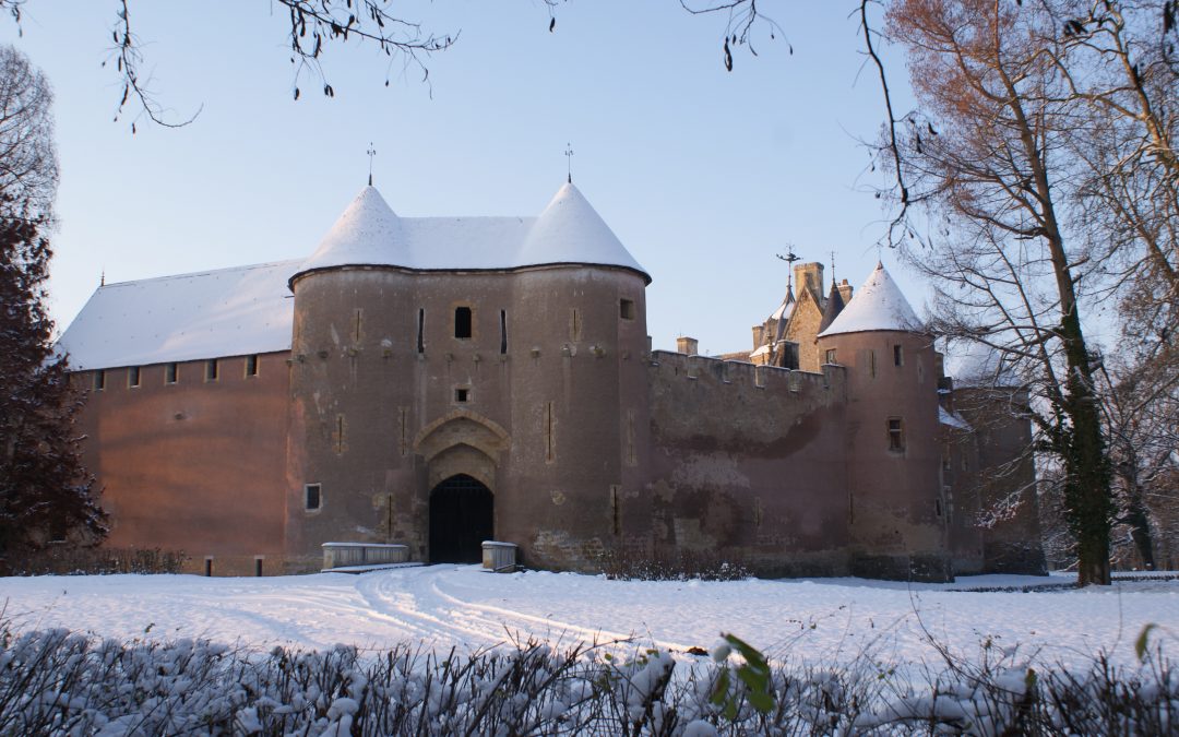 la forteresse d'Ainay-le-Vieil sous la neige