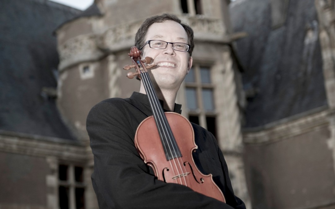 Brian Lewis - violin - in front of the tower of honour at the 72 Heures d&#039;Août in Ainay-le-Vieil