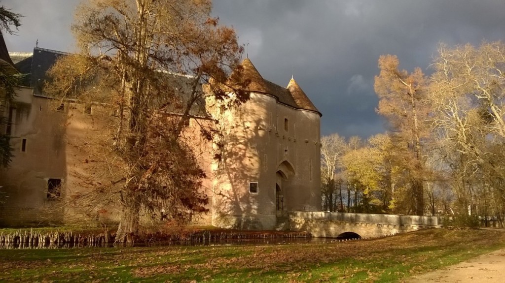 La poterne du château d'Ainay-le-Vieil sous les couleurs de l'automne 2015