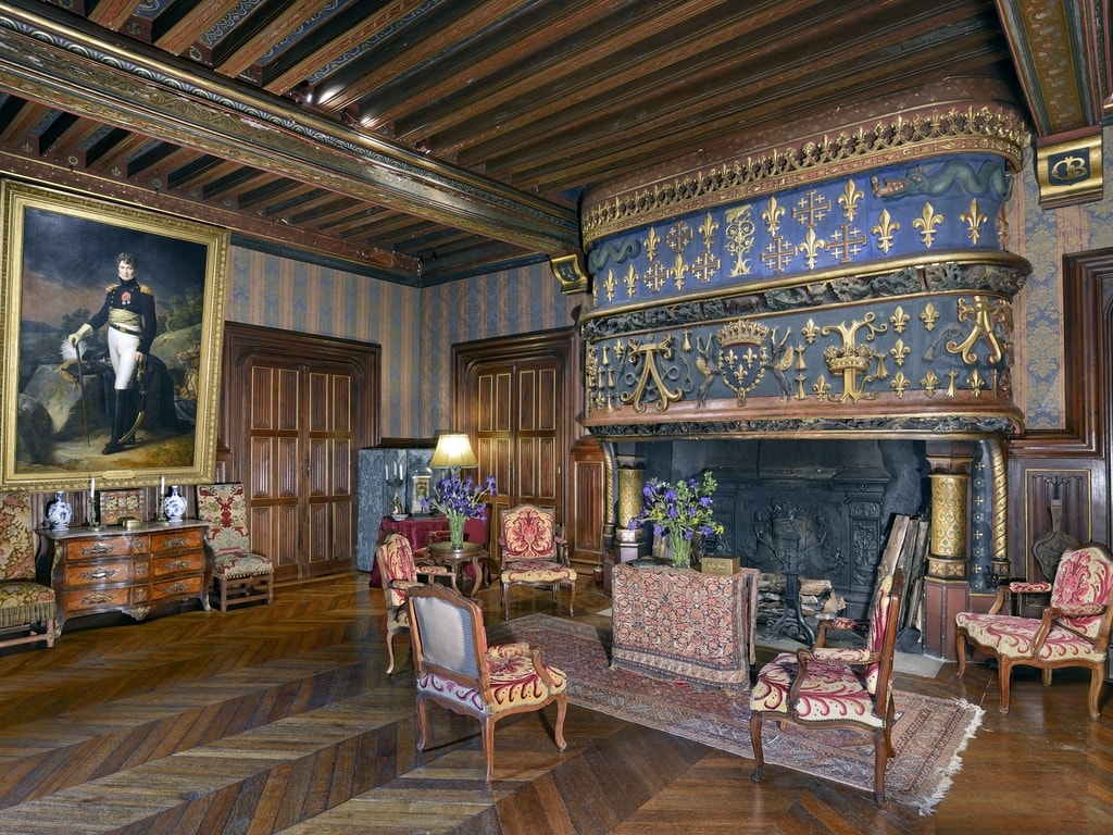 Grand salon du logis renaissance du château d'Ainay le Vieil