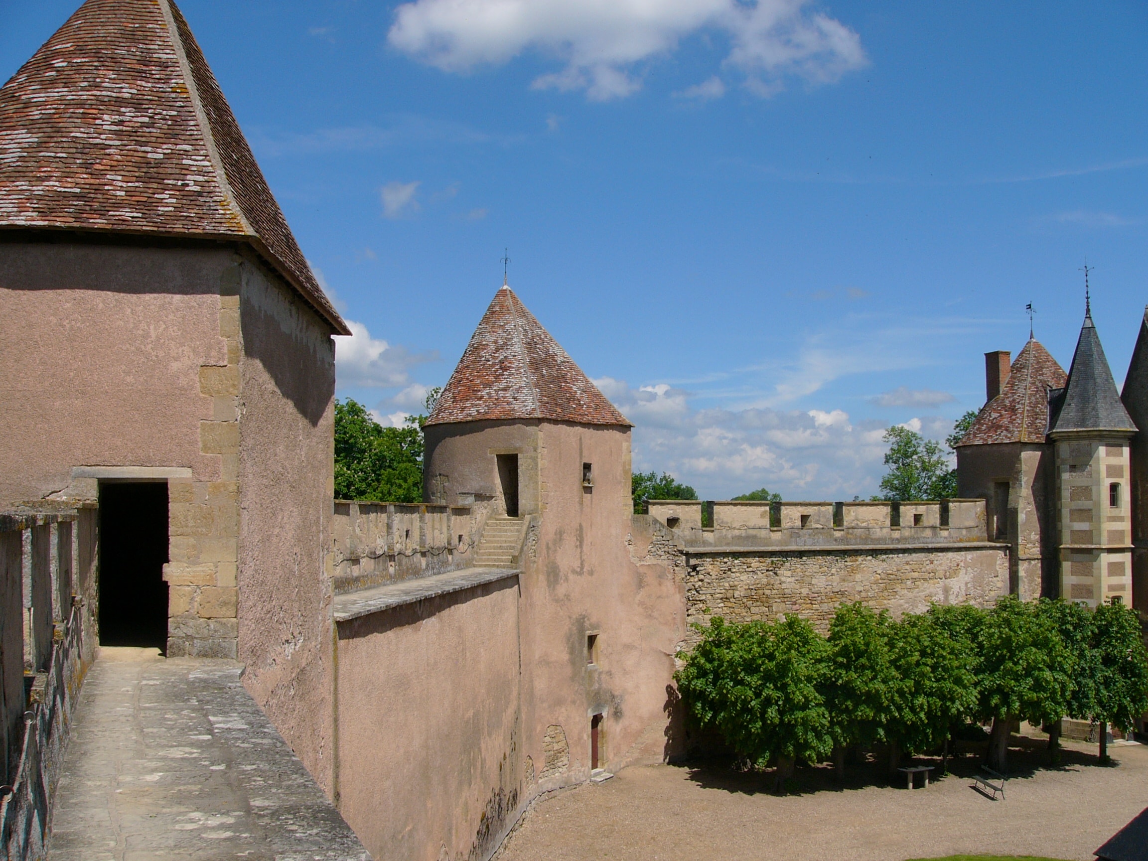 Vue des remparts à l'intérieur de la cour du château d'Ainay le Vieil