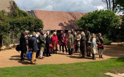 Les « Amateurs de jardins » visitent le château d Ainay le Vieil.