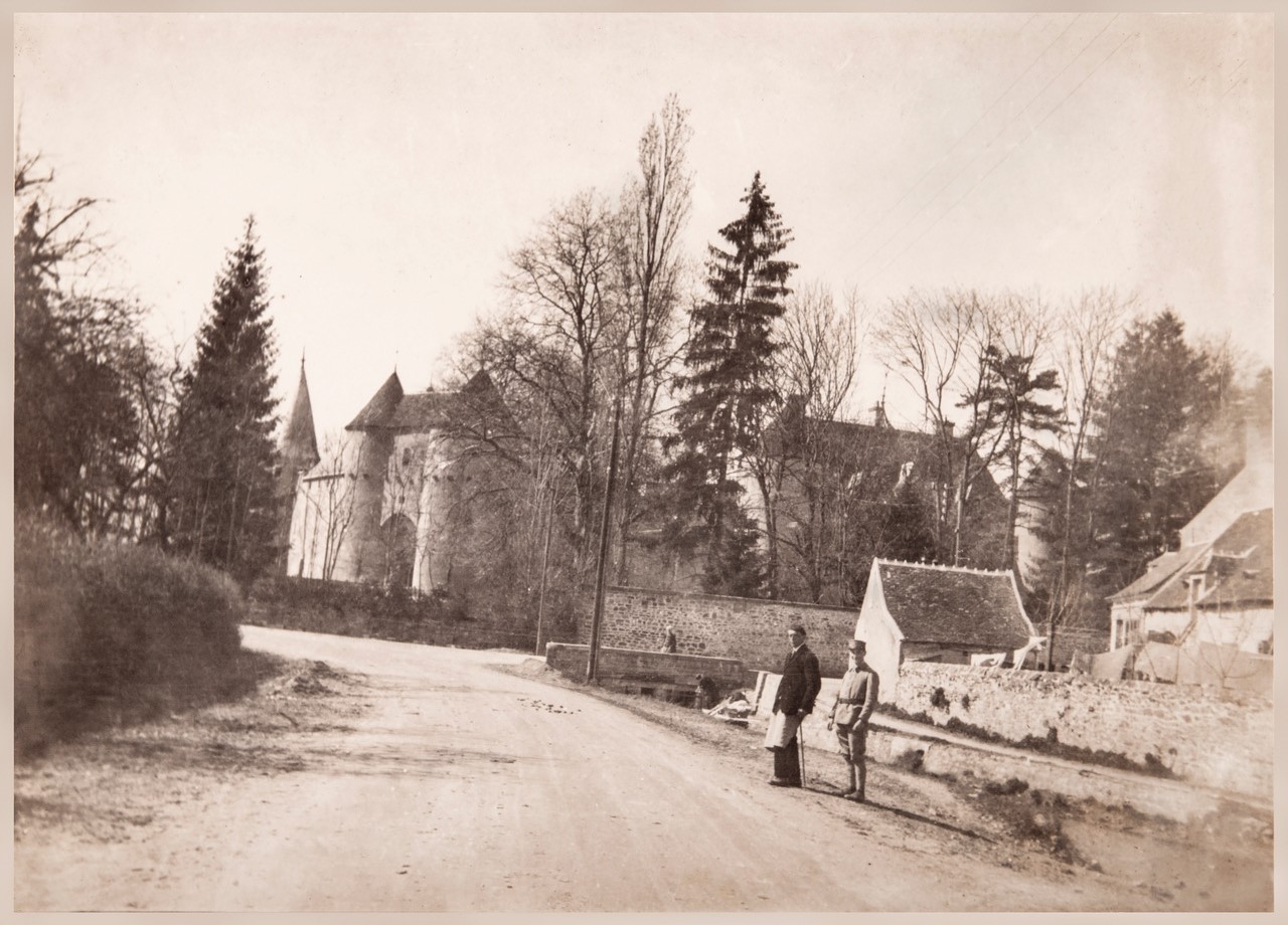 Autrefois, le château d'Ainay le Vieil vue depuis le canal