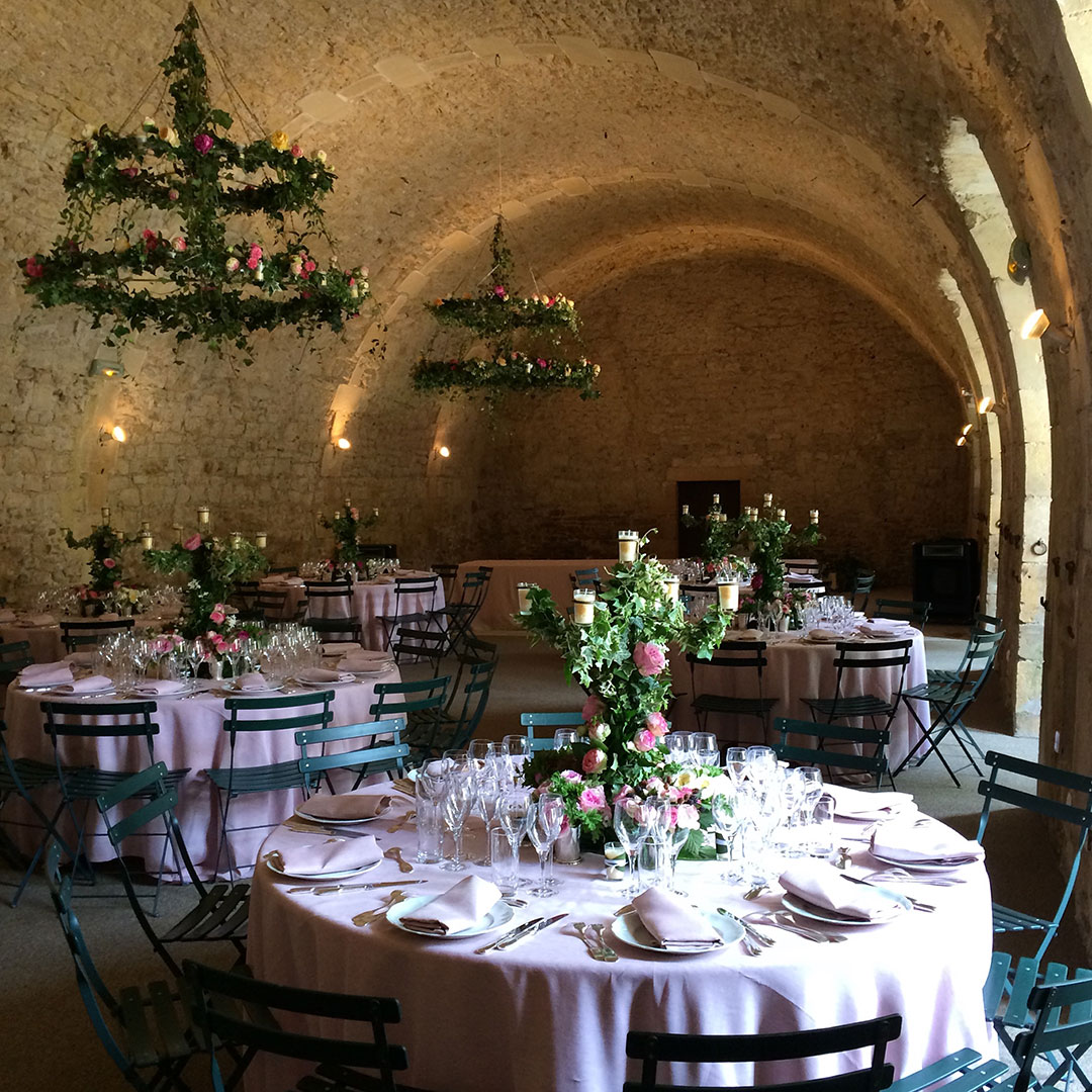 The Salle des Archers, a vaulted room dating from the 17th century, is situated on the left as you enter the courtyard, opposite the Renaissance Logis, which is illuminated at night.