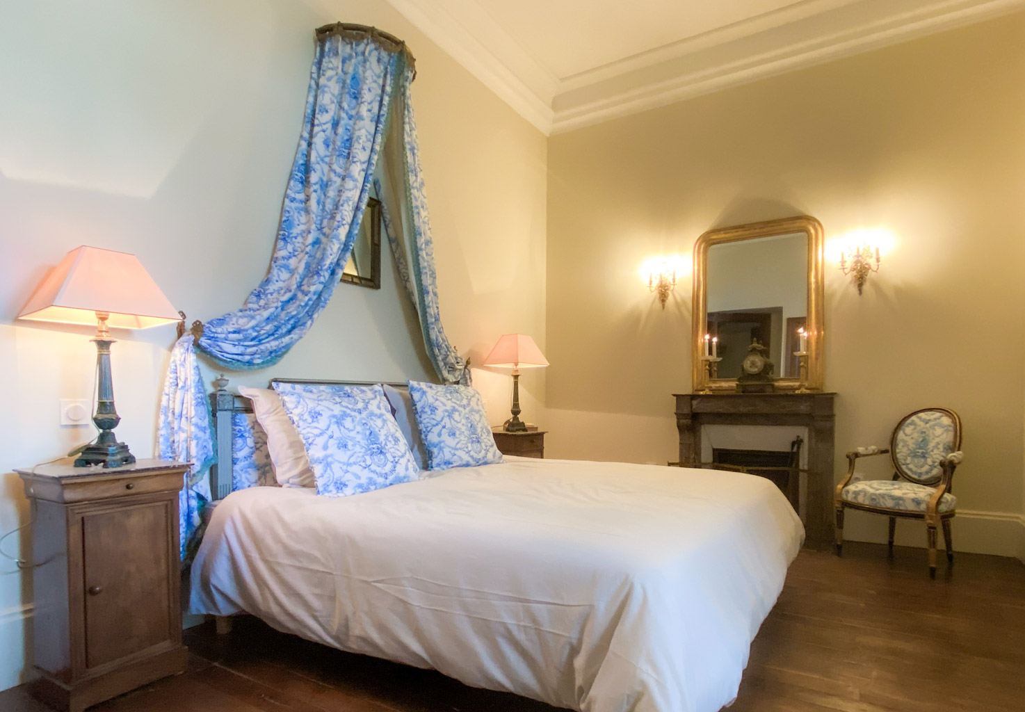 Château d&#039;Ainay-le-Vieil, the guest rooms, the Empire Room, view on the double bed with canopy and fireplace
