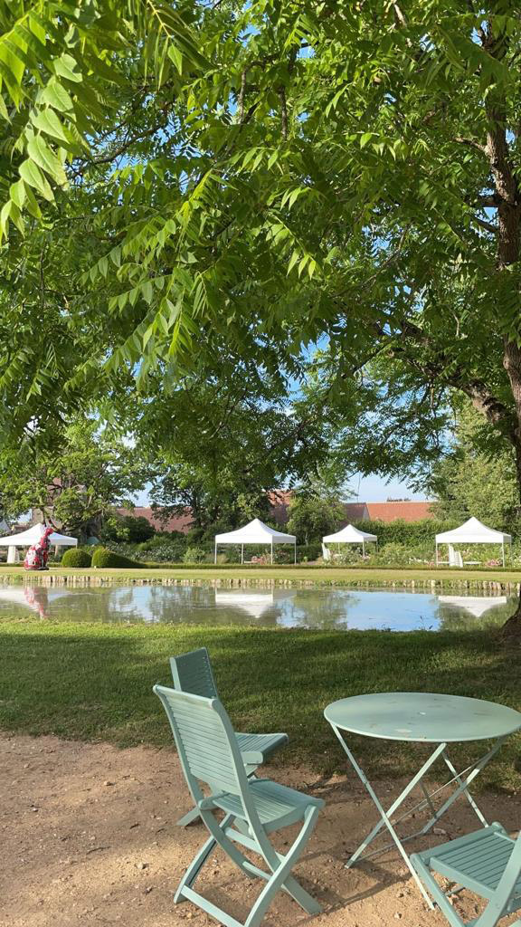 Mariage au château d'Ainay-le-Vieil, des tentes de réceptions sont installées dans la roseraie et des salons de jardins disséminés dans le parc