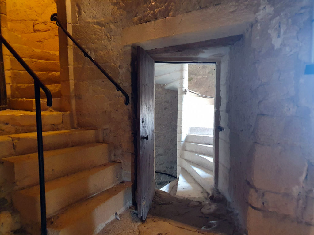 Escalier dit "à pas de souris" du Château d’Ainay-le-Vieil 