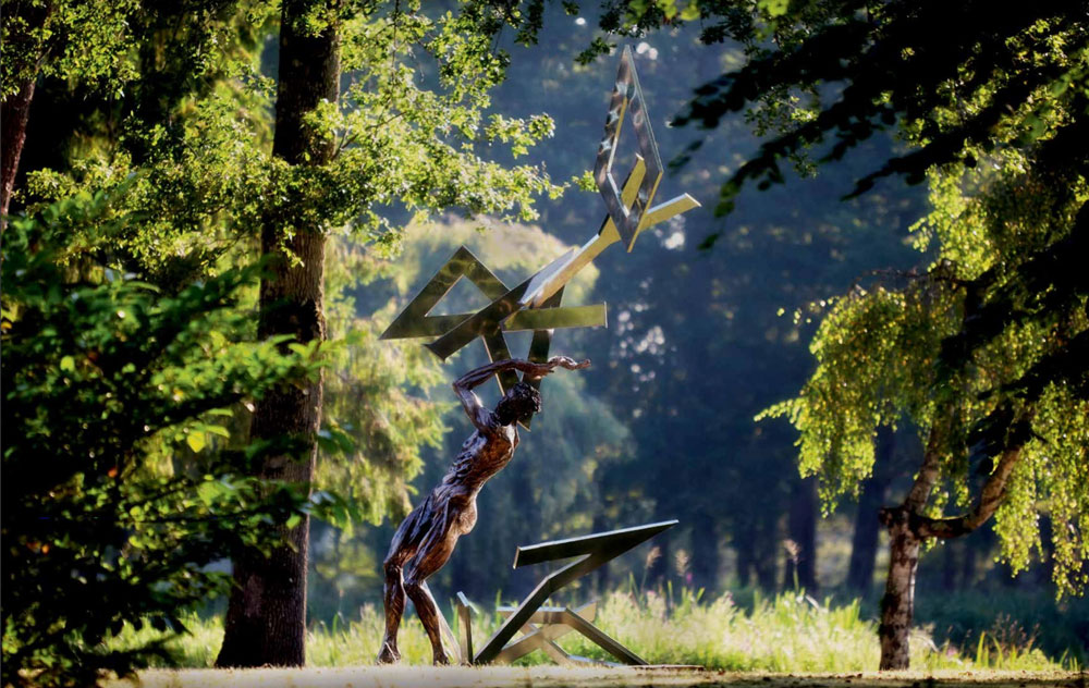 Jardins du château d’Ainay-le-Vieil, sculpture en bronze de Daniel Hourdé, saison 2022