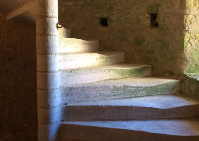 Intérieur du corps de garde du Château d’Ainay-le-Vieil, l'escalier
