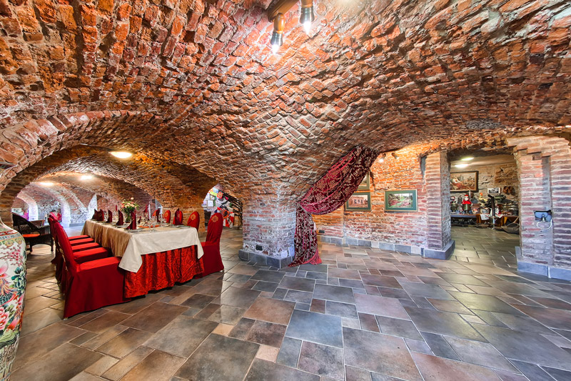 Château d’Ainay-le-Vieil, jumelage Domaine de Marino (Russie), salle de réception, cave voutée en briques rouges