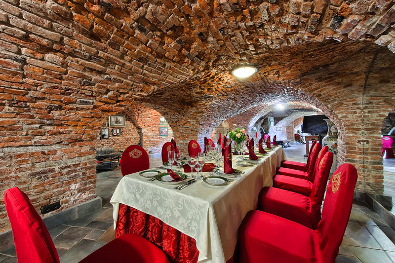 Château d’Ainay-le-Vieil, jumelage Domaine de Marino (Russie), salle de réception, cave voutée en briques rouges