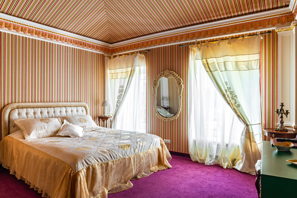 Château d’Ainay-le-Vieil, jumelage Domaine de Marino (Russie), la chambre est avec moquette rose et plafond tendu de tissus