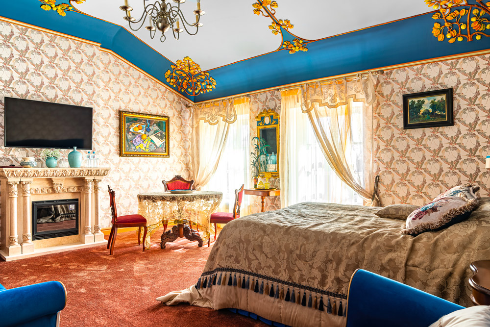 Château d’Ainay-le-Vieil, jumelage Domaine de Marino (Russie), la chambre Ive avec plafonds peints