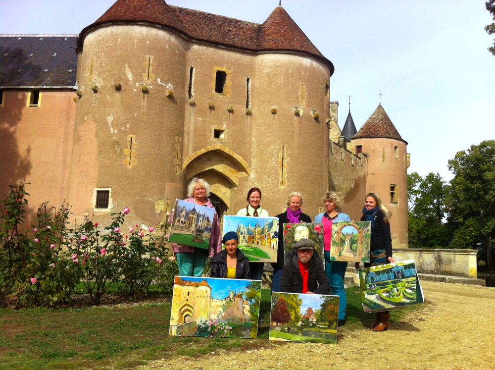 Les peintres en plein air exposent leurs peintures devant le château d’Ainay-le-Vieil 