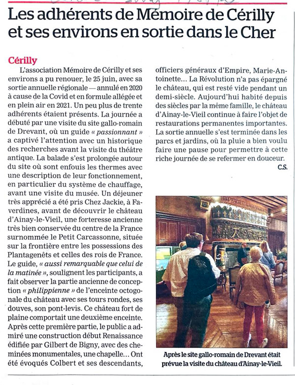 Château d’Ainay-le-Vieil, les adhérents de Mémoire de Cérilly dans le grand salon du château d’Ainay-le-Vieil observent attentivement la cheminée