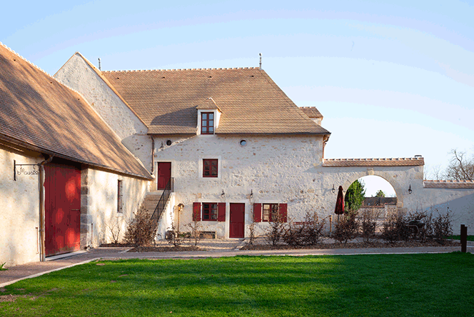 Le grenier à blé, gîte du château d&#039;Ainay-le-Vieil, vue extérieur