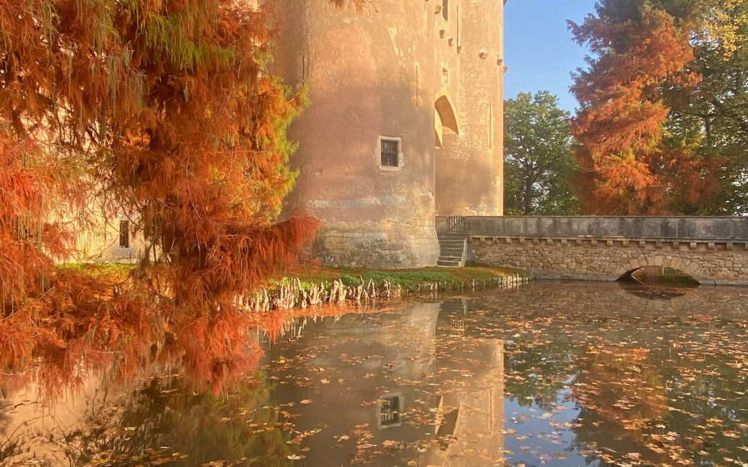 Château d'Ainay-le-Vieil, poterne et métaséquoia flamboyants à l'automne
