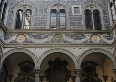 Cours intérieure du Palais Medici-Riccardi à Florence, colonnades, sculptures
