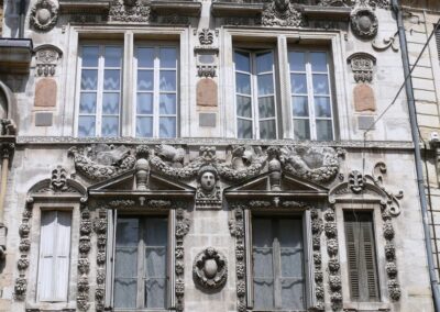 Détail de la façade de la Maison Maillard à Dijon, tête de lion et visage en bas relief