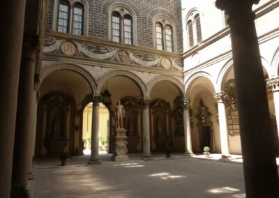 Cours intérieure du palais Médicis-Riccardi à Florence, avec colonnades et sculptures