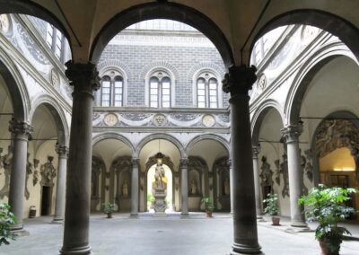 Cours intérieure du Palais Medici-Riccardi à Florence, colonnades, sculptures, journée ensoleillée