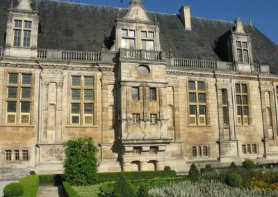 Façade est du Château du Grand Jardin à Joinville en Haute-Marne, ciel bleu et façade sculptée en pierre