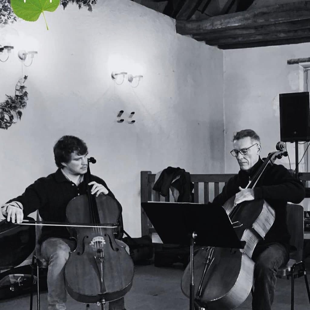 Rencontres musicales d&#039;Ainay-le-Vieil, masterclass de violoncelle, image en noir et blanc représentant 2 violoncelistes