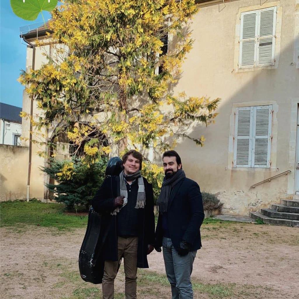 Rencontres musicales d'Ainay-le-Vieil, masterclass, David Molard-Soriano, directeur artistique et Benoît Foiadelli, violonceliste sont dans la cour de l'école de musique de Saint-Amand-Montrond