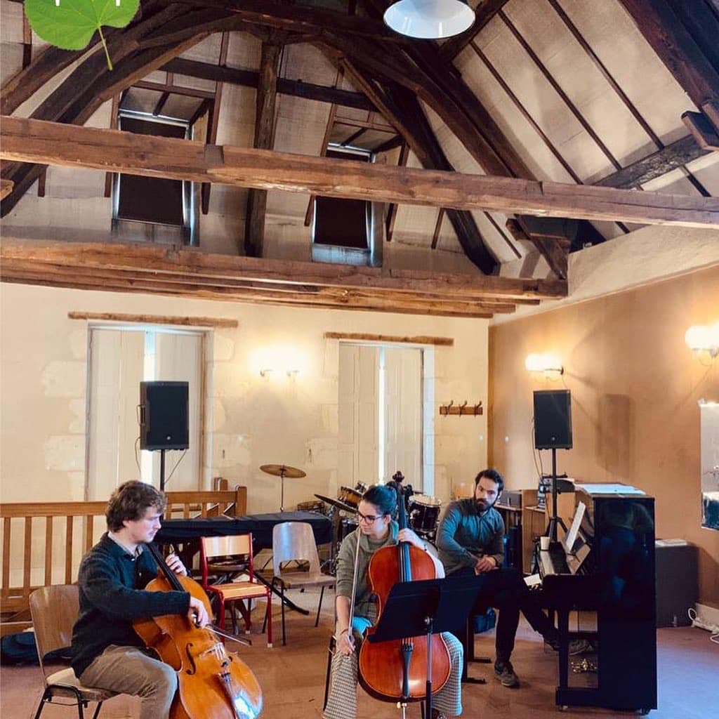 Rencontres musicales d'Ainay-le-Vieil, masterclass, dans une salle de l'école de musique de Saint-Amand-Montrond