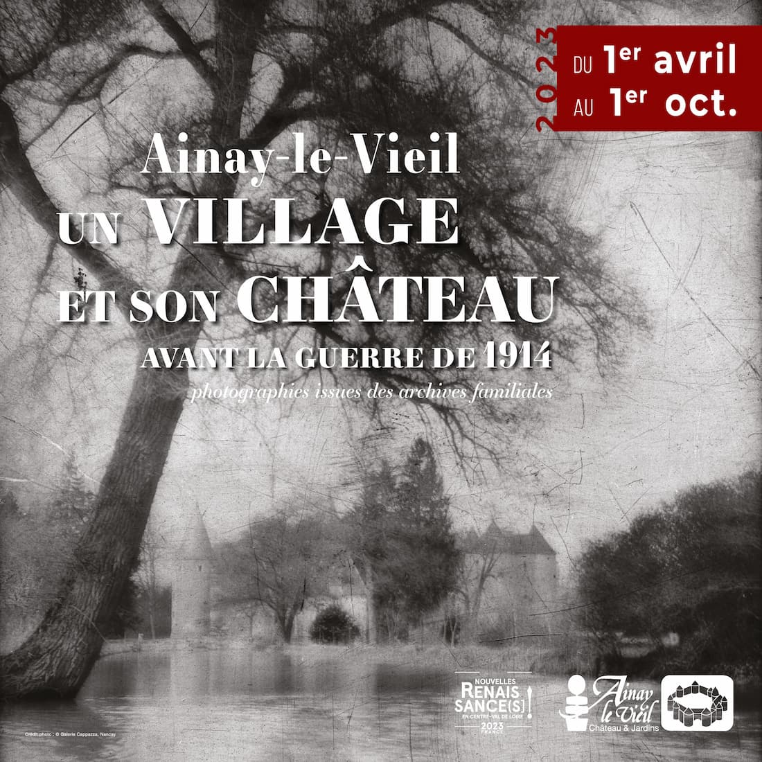 Château d’Ainay-le-Vieil, vieille photo en noir et blanc sur plaque de verre représentant le château et son reflet dans l&#039;eau des douves