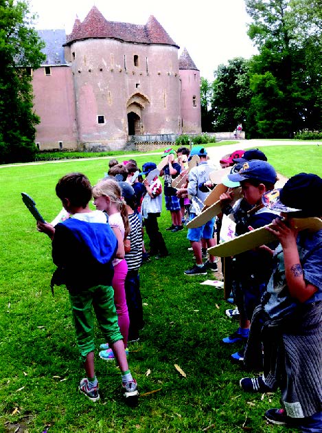 Château d&#039;Ainay-le-Vieil, atelier pour enfants, un groupe de primaires jouent de la lyre