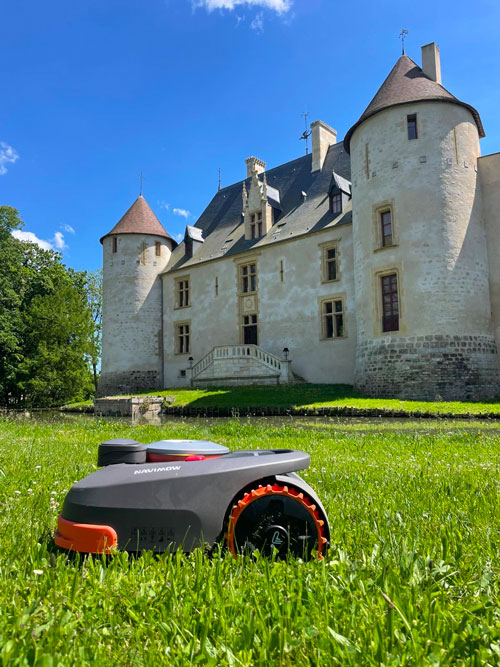Jo le robot au Château d'Ainay-le-Vieil - une tondeuse automatique sur les pelouses du logis