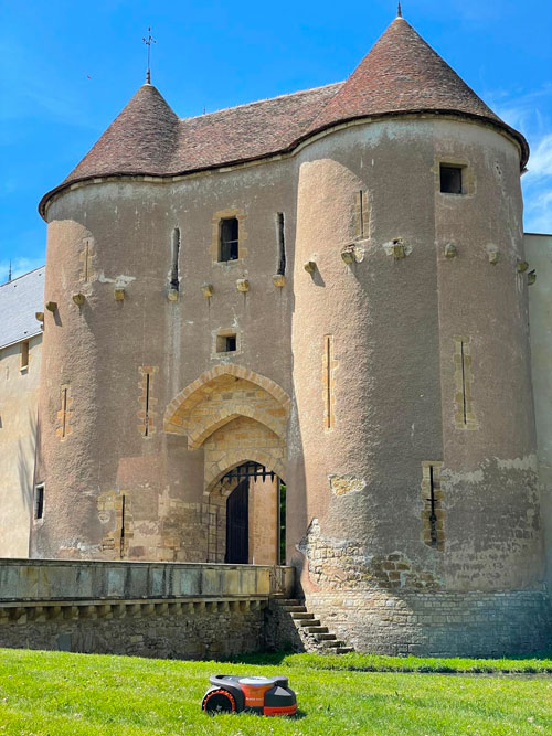 Jo le robot au Château d'Ainay-le-Vieil - une tondeuse automatique sur les pelouses du logis