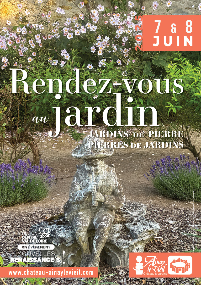 Sculpture Joueur de flûte dans un jardin avec lavande et rosiers grimpants, jardins du château d'Ainay-le-Vieil