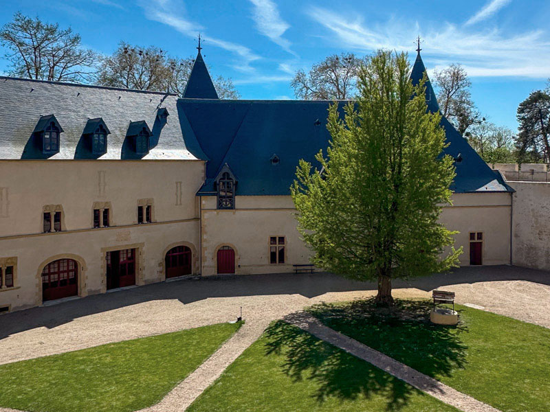 La cour du Logis du Château d'Ainay-le-Vieil, château fort près de Saint-Amand-Montrond