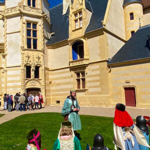 Logis Renaissance du Château d'Ainay-le-Vieil lors d'une visite guidée theatralisee, enfants et guides déguisés