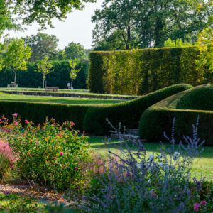 Jardins du Château d'Ainay-le-Vieil, roseraie, vivaces, haies taillées, charmilles