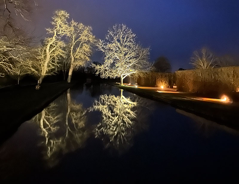 La carré en l'île des Jardins d'eau du Château d'Ainay-le-Vieil illuminés la nuit (visites les jeudis soir en saison)