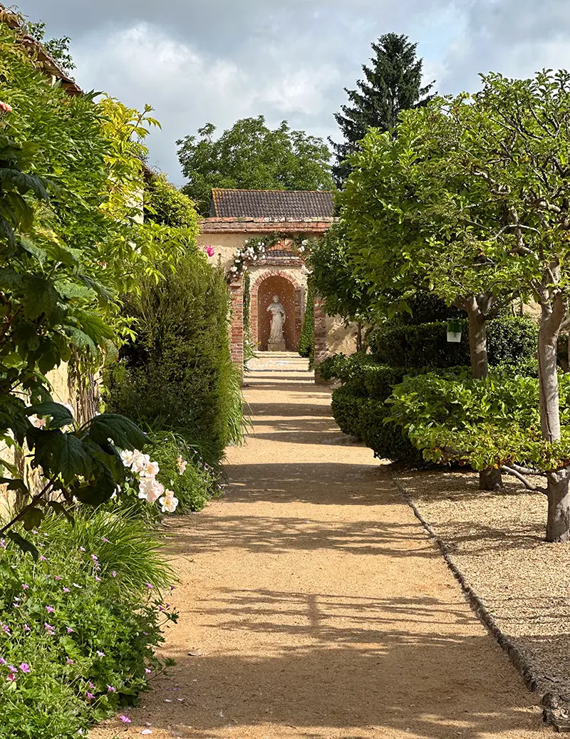 Perspective dans les chartreuses du Château d’Ainay-le-Vieil, sculpture de Pomone