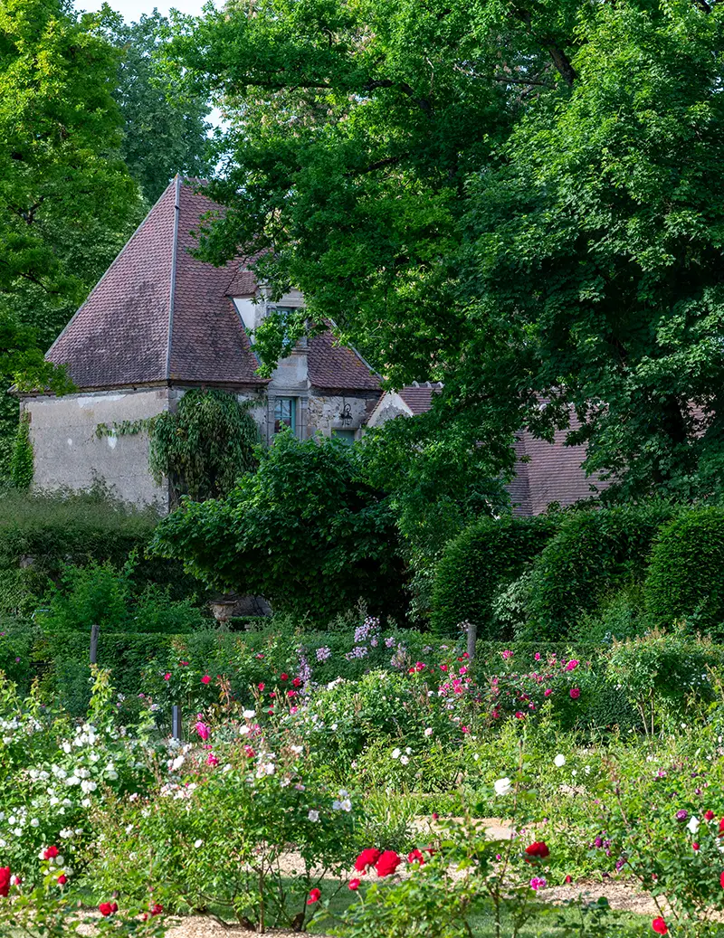 Pavillon Renaissance du Château d’Ainay-le-Vieil vue depuis la roseraie